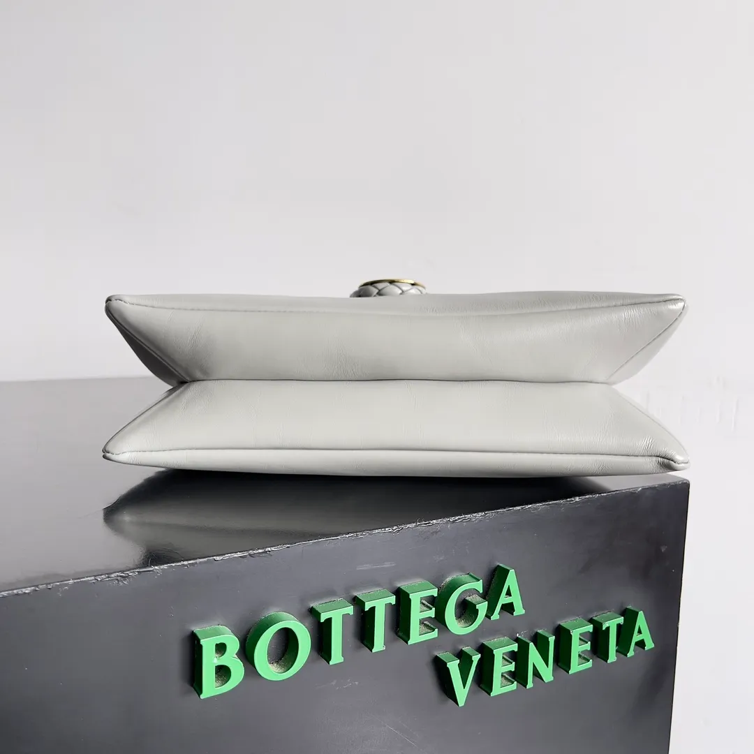 Batch 1680 Inspired by the 1970s, the Bottega Veneta women's logo shoulder bag has a smooth leather surface that brings a clean and handsome feel, just like the neatness and tenacity of a working woman. The front buckle is made of high-quality hardware pendant, the overall retro elegance, and the excellent leather feels soft. This Bottega Veneta series can be described as beautiful, weakening the complexity of the outfit, not competing for it, and only using the best quality to interpret itself. Style number: 806034 (large size) Size: 30*20*8cm